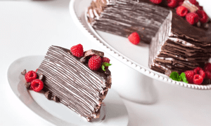 Tort de clatite cu ciocolata si crema de zmeura