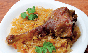 Gasca la cuptor pe pat de varza