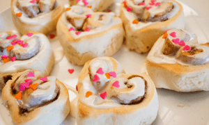 Rulouri cu scortisoara in forma de inima