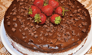 Tort cu ciocolata, mascarpone si capsune