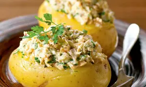 Cartofi umpluţi cu salată de ton