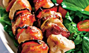 Frigărui de pui cu salată verde