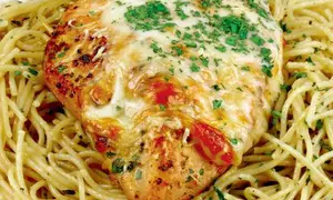 Piept de pui cu parmezan şi paste