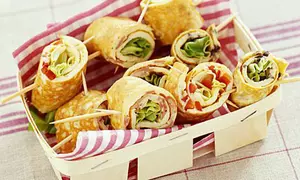 Rulouri cu bacon şi salată