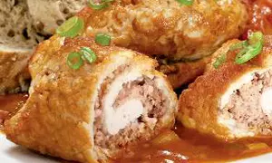 Rulouri cu carne şi sos de roşii