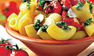 Salată de paste cu roşii şi busuioc