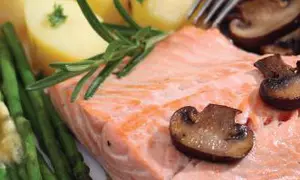 Somon în sos de vin