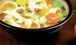 Supă de pui cu tăieţei de casă