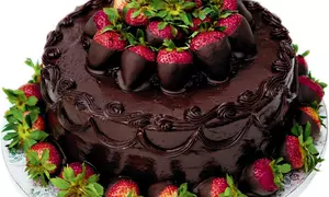 Tort de ciocolată cu căpşuni