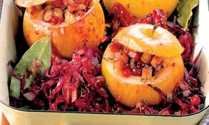 Mere umplute pe pat de varză roşie