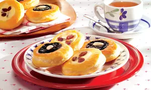 Băscuţe cu iaurt şi gem