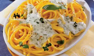 Macaroane cu sos de verdeaţă