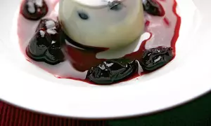 Panna Cotta cu dulceaţă de vişine