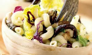 Paste spirală cu ciuperci şi salată