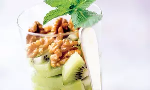 Salată de kiwi şi piersici