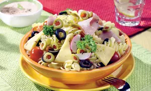 Salată de paste cu jambon şi caşcaval