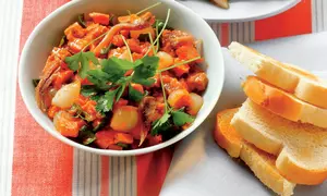 Salată cu sos de roşii şi carne