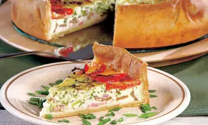 Tartă cu brânză, şuncă şi ciuperci