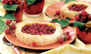 Tartă cu cremă de vanilie şi zmeură