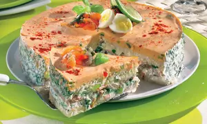 Tort aperitiv cu brânză şi somon