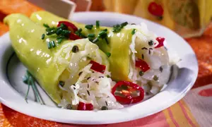 Ardei picanţi umpluţi cu salată de varză