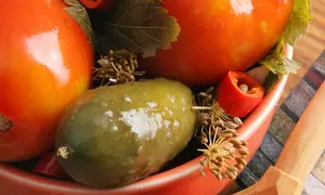 Castraveţi şi roşii în saramură