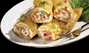 Clătite umplute cu somon afumat şi salată