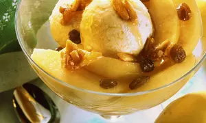 Îngheţată de gutui cu stafide şi migdale