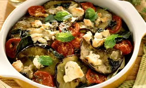 Mâncare de vinete cu roşii şi brânză