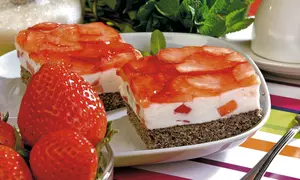 Prăjitură cu mac şi căpşuni