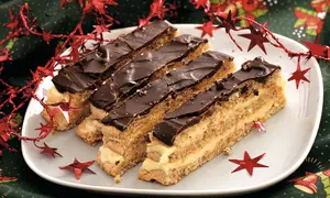 Prăjitură cu nucă şi cremă de caise