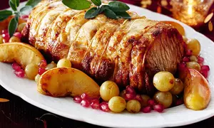 Pulpă de porc cu fructe la cuptor