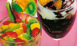 Salată cu cremă de budincă şi căpşuni