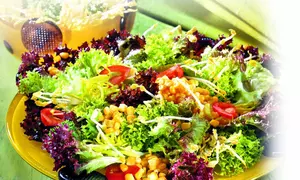 Salată cu porumb dulce şi germeni de soia