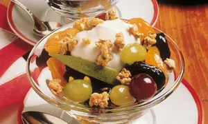 Salată de fructe – Cu iaurt şi cereal