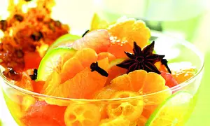 Salată de fructe cu migdale caramel