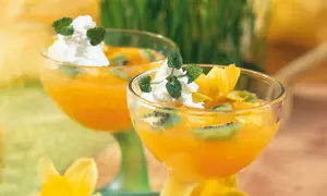 Salată de fructe în suc de ananas