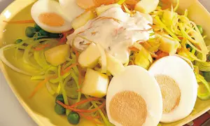 Salată de legume cu ouă şi sos de brânză