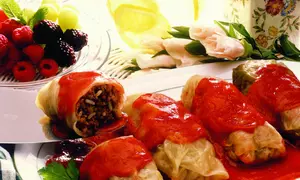 Sărmăluţe în foi de varză cu sos de roşii