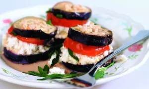 Turnuleţe din vinete cu roşii şi brânză