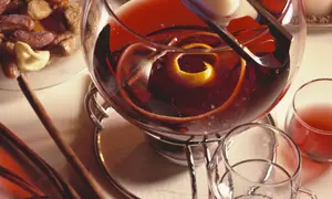 Vin fiert cu lămâie