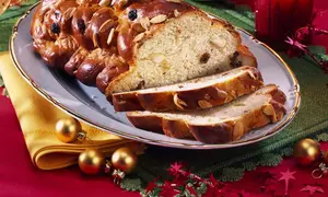 Cozonac cu stafide şi migdale