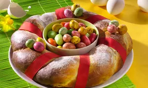 Cozonac cu umplutură de nuci şi mac