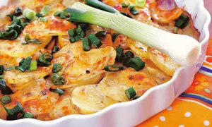 Cartofi cu brânză la cuptor