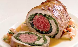 Ruladă cu spanac şi cârnat
