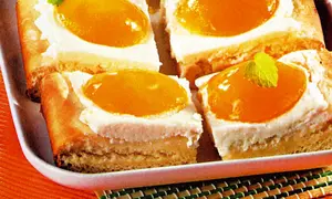 Prăjitură cu brânză dulce şi caise