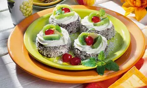 Prăjitură cu nucă şi fructe