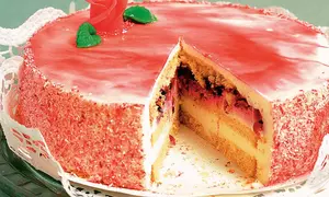 Tort în alb şi roşu