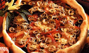 Pizza cu şuncă, ciuperci şi măsline