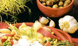 Salată cu paste şi legume